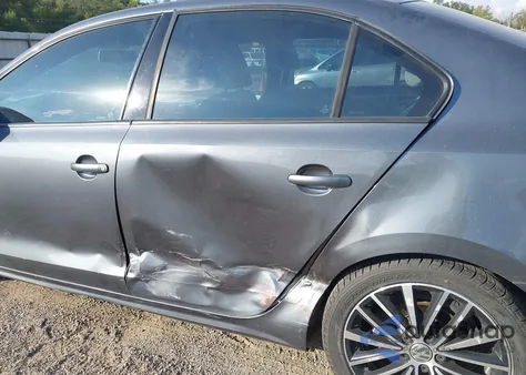 2016 Volkswagen Jetta 1.8T Sport z USA, uszkodzony, nr VIN 3VWD17AJXGM265754